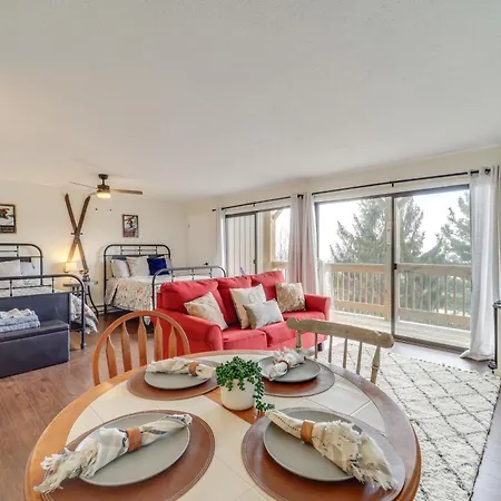 Beech Mountain Studio With Balcony Less Than 1 Mi To Skiing!